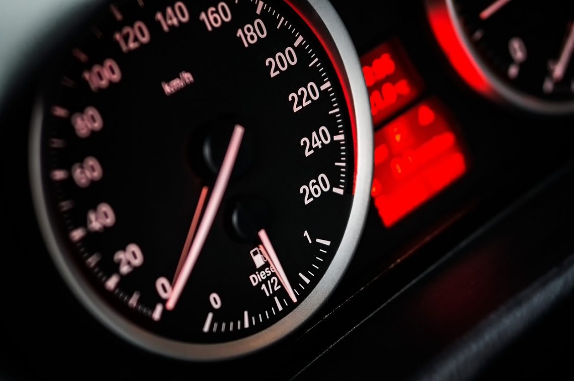 汽車儀錶板亮燈別輕忽　這 12 種警示燈代表的緊急狀況你知道嗎？